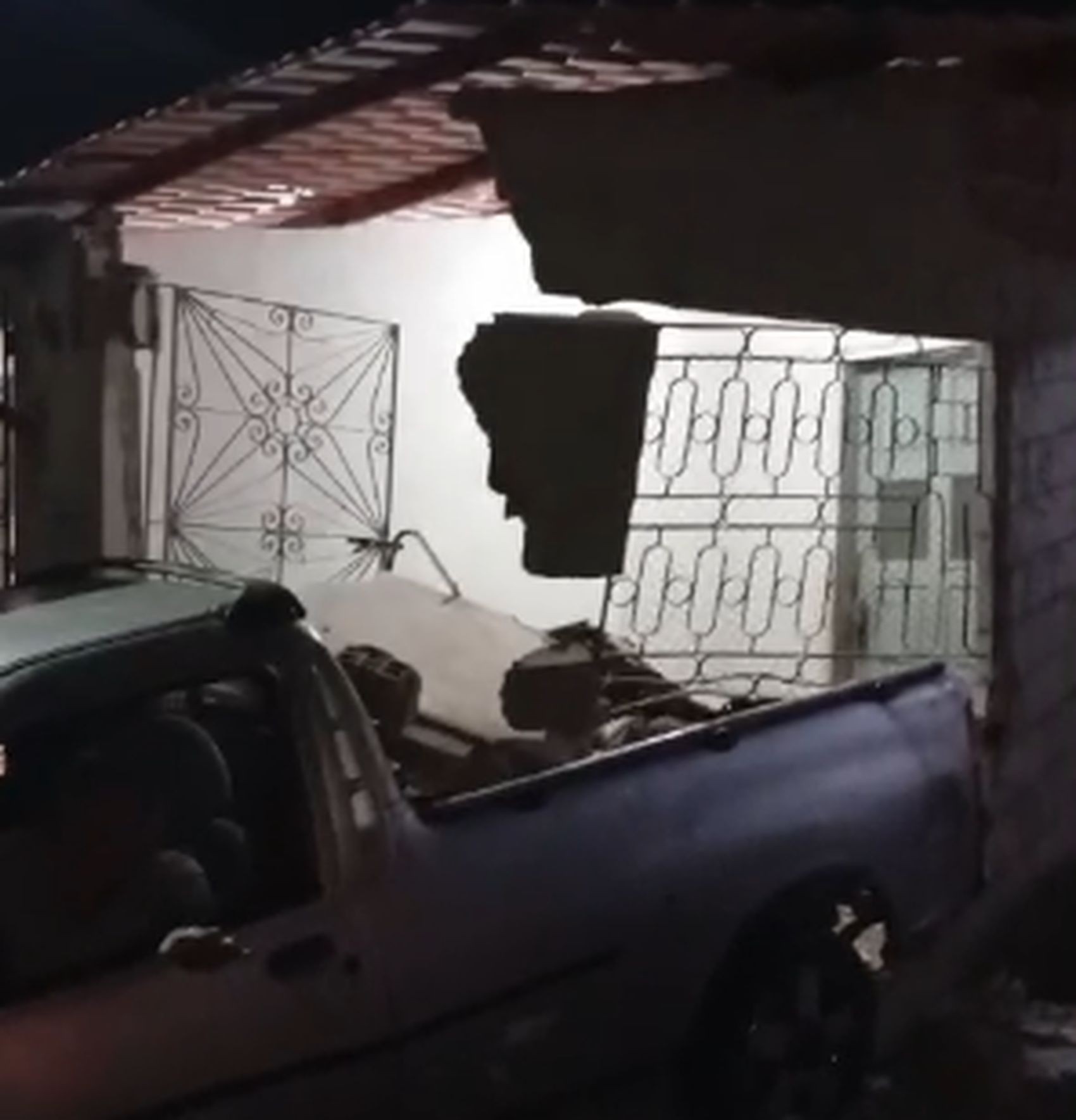 Caminhonete bate contra residência e muro desaba parcialmente em Socorro