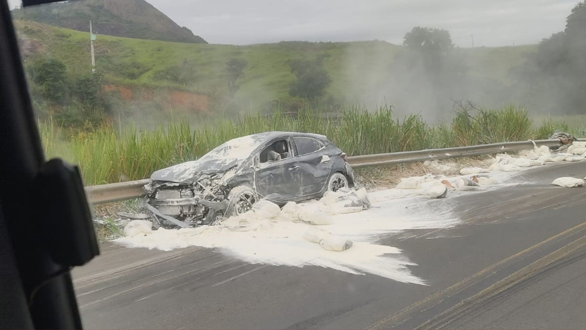 
Acidente entre carro e caminhão com  18 toneladas de trigo deixa 3 mulheres feridas e interdita BR-259 no ES