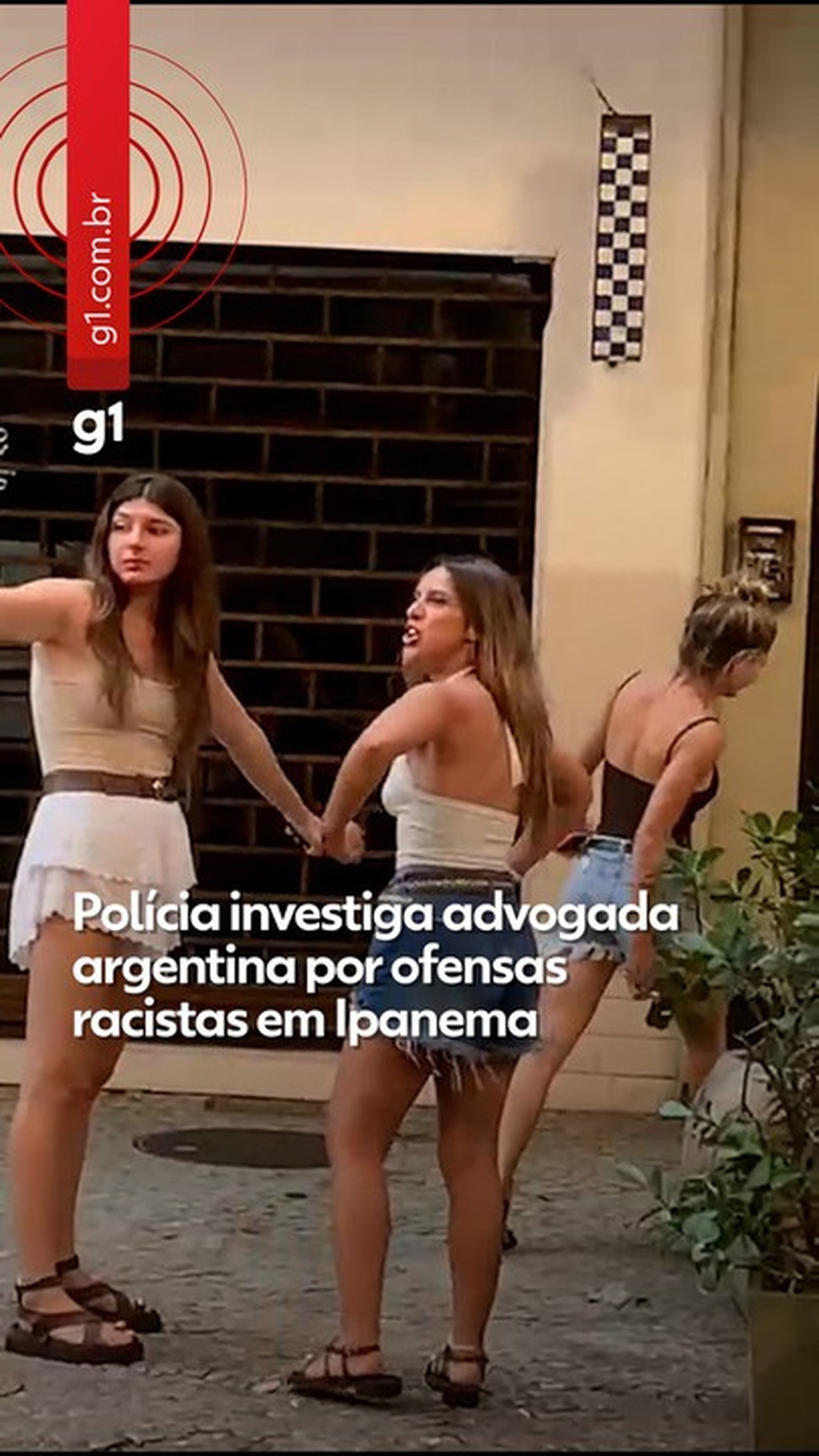 Argentina presa no Rio por imitar macaco é acusada de roubar carro do ex-namorado, diz jornal