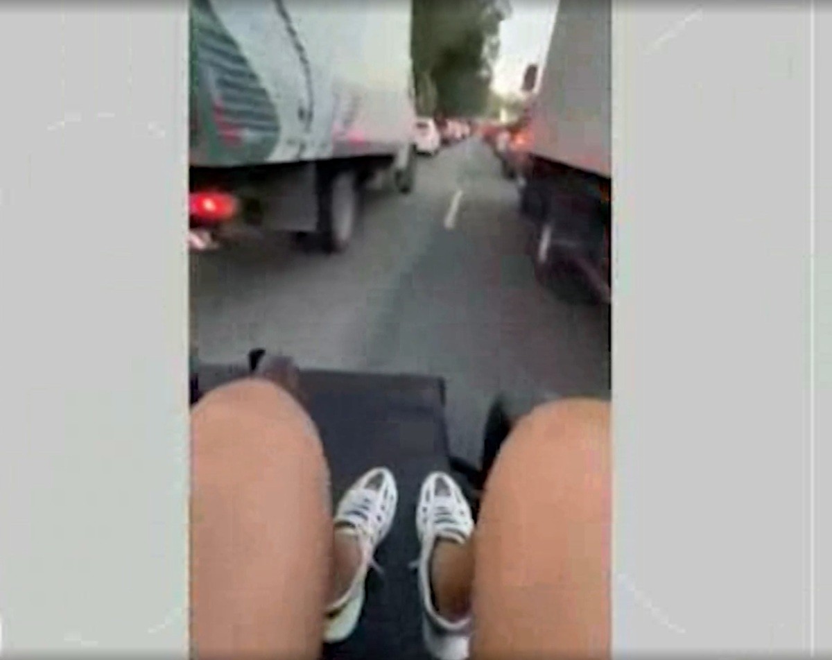Vídeo mostra jovens dirigindo veículo adaptado sem proteção em Nova Friburgo