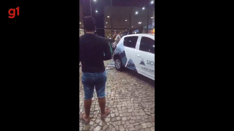 Motorista perde o controle do carro e atropela 3 pedestres em frente a shopping em São Luís — Foto: Divulgação/Redes Sociais