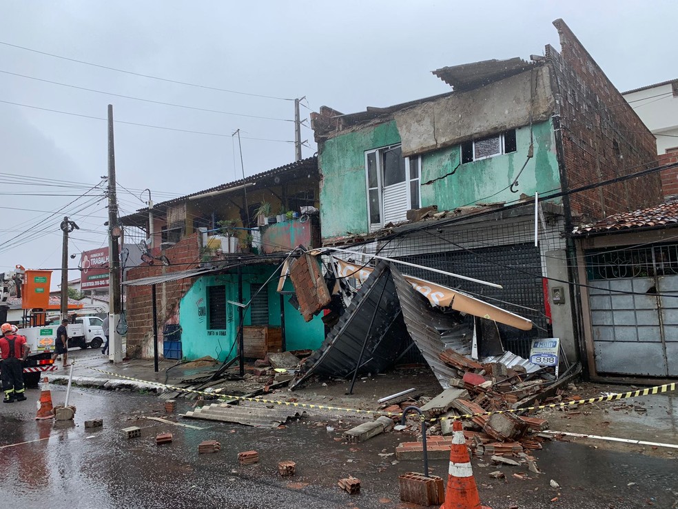 Fachada de casa desaba durante chuvas na Grande Natal — Foto: Foto: Gustavo Brendo/Inter TV Cabugi