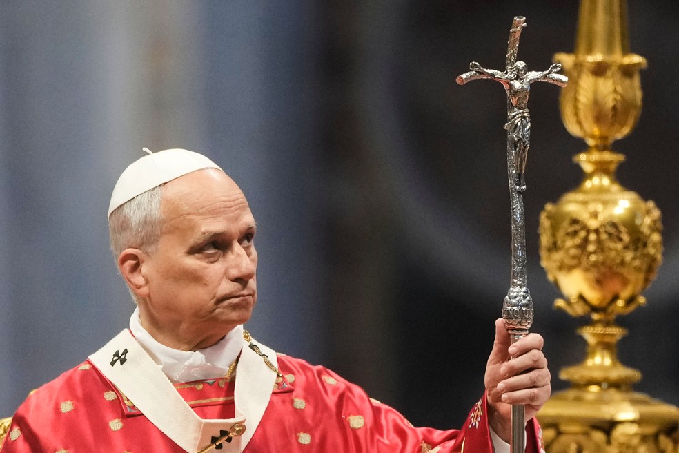 Papa Le&atilde;o XIV na Missa de Pentecostes na Bas&iacute;lica de S&atilde;o Pedro, no Vaticano. &mdash; Foto: Gregorio Borgia/AP