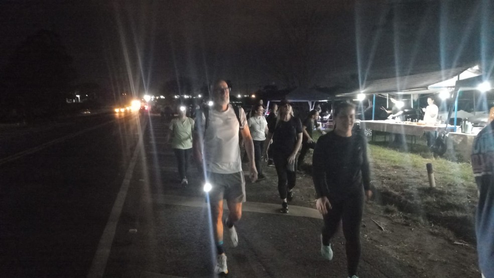 Caminhada rumo ao Santuário de Bom Jesus dos Castores em Onda Verde (SP) — Foto: TV TEM / João Selari