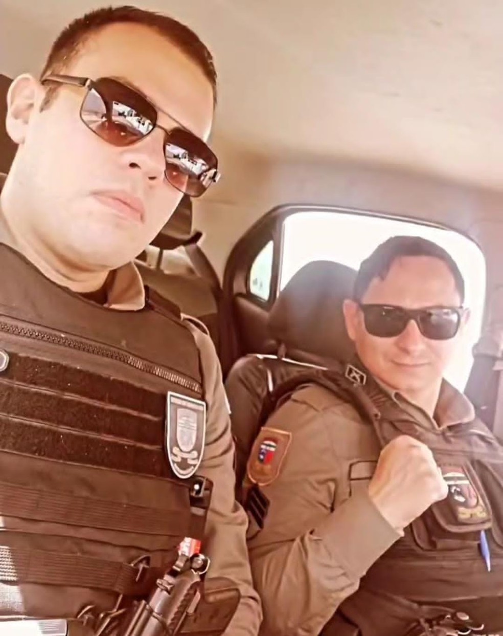 Soldado Xavier (o que realizou a manobra) e sargento Oliveira (o que se engasgou) — Foto: Arquivo pessoal