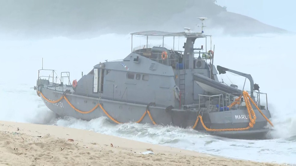 Navio-patrulha na Praia da Macumba na manhã desta quarta-feira (11) — Foto: Anne Poly/ TV Globo