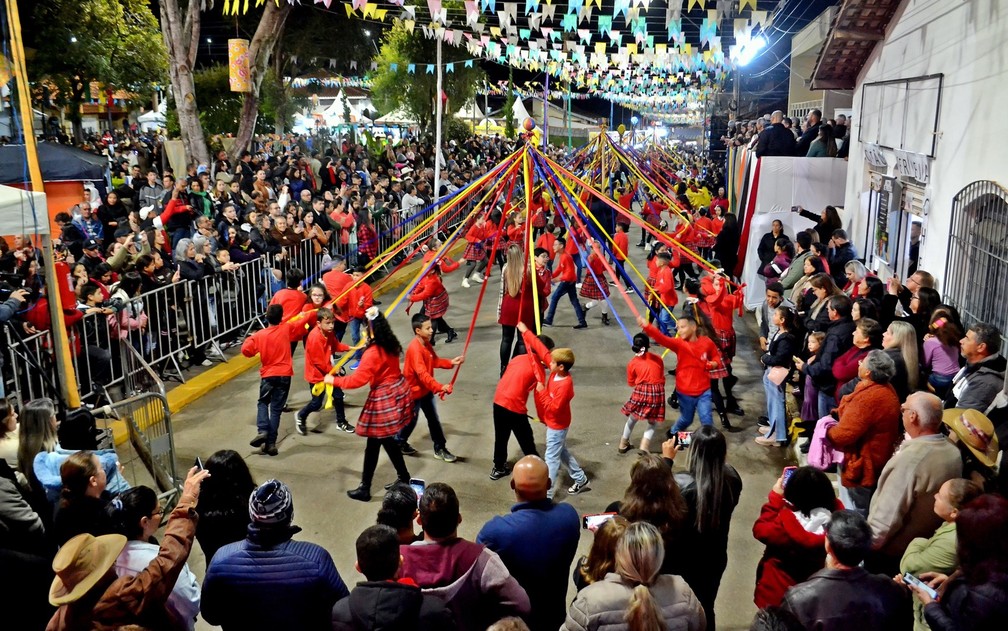Festa do 'Maior Pé de Moleque do Mundo' tem doce de 28 metros em MG — Foto: Luciano Lopes