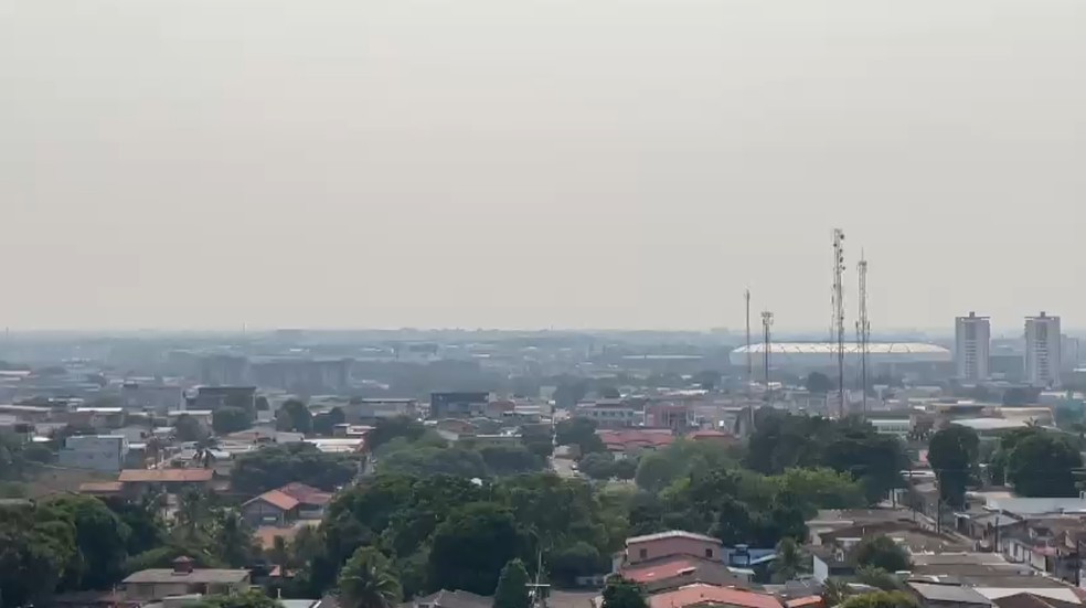 Bairro Dom Pedro, na Zona Centro-oeste, foi uma das localidades de Manaus tomada pela fumaça neste sábado (10) — Foto: Reprodução/Redes Sociais