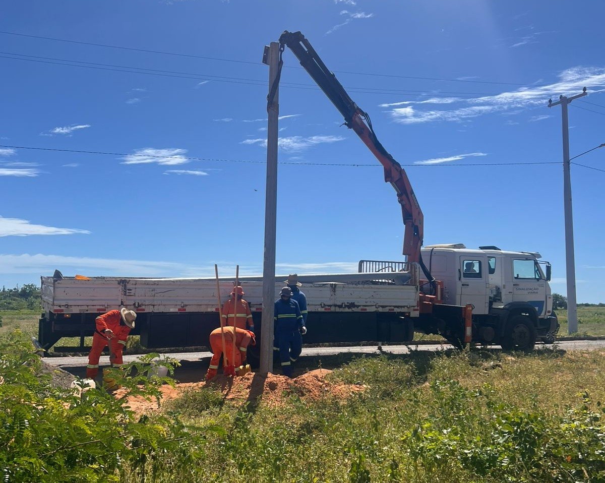 Placa retirada pela prefeitura de Tibau é reinstalada na divisa com Icapuí; RN e CE disputam 181 metros de território