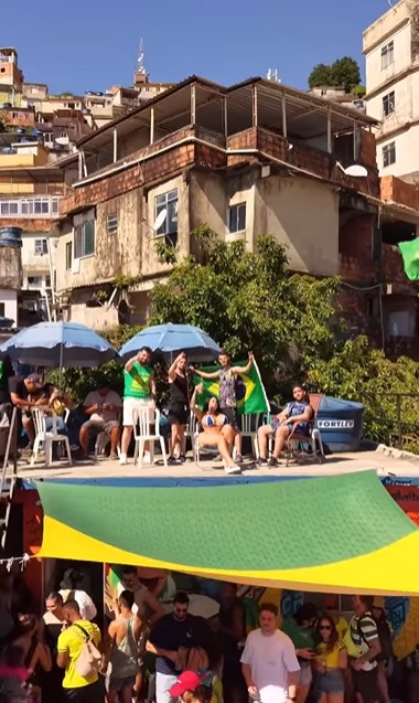 Lajes na Rocinha têm filas gigantes de turistas e espera de duas horas para vídeos de drone com vista 360°