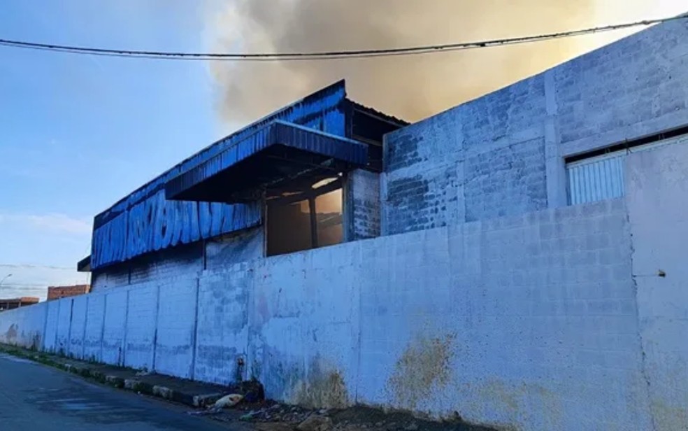 Incêndio em galpão em Feira de Santana — Foto: Acorda Cidade