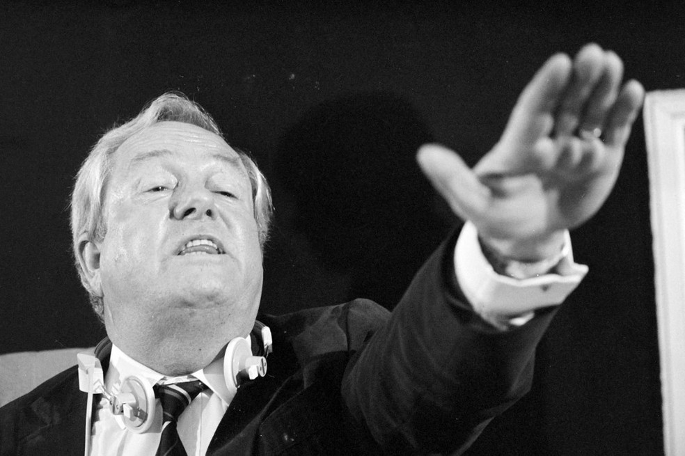 Jean-Marie Le Pen, então líder do partido Frente Nacional, gesticula durante coletiva de imprensa no Parlamento Europeu em Estrasburgo, em 13 de janeiro de 1985. — Foto: Jean-Claude Delmas/AFP