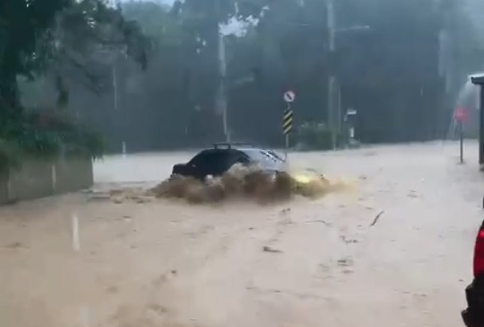 G1 - Chuva causa prejuízo aos moradores em Caraguá, no litoral norte de SP  - notícias em Vale do Paraíba e Região