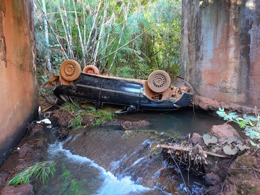 Veículo caiu da ponte na zona rural de Guaraí — Foto: Divulgação/Bombeiros