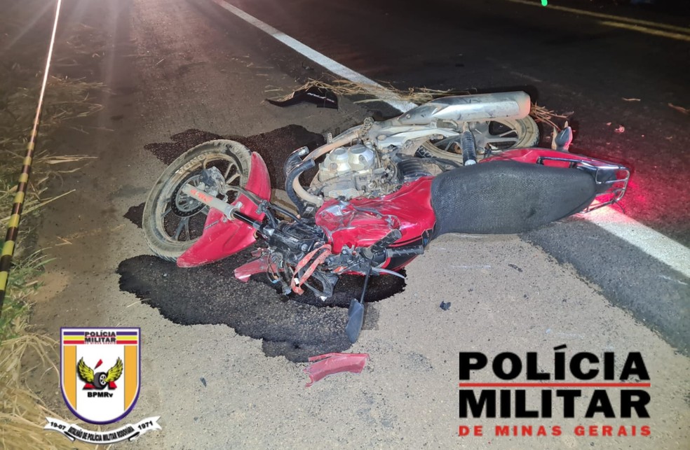 Motociclista e garupa morrem após bater de frente com carro na BR-265, em Nepomuceno, MG — Foto: Polícia Militar Rodoviária