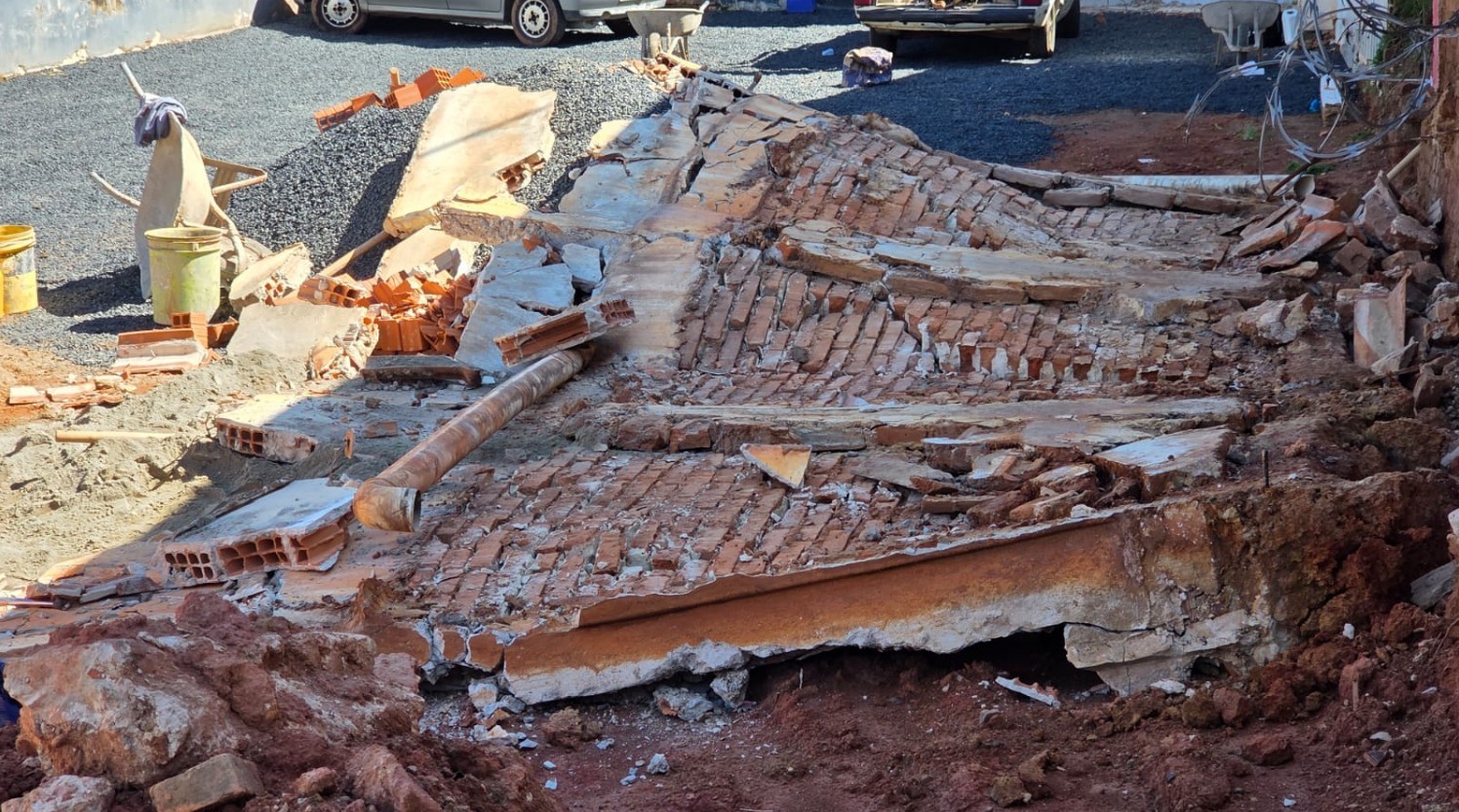 Muro desaba e deixa pedreiro soterrado em Franca, SP