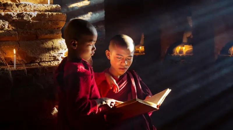 Como é o ritual complexo dos budistas tibetanos para encontrar sucessor do Dalai Lama?