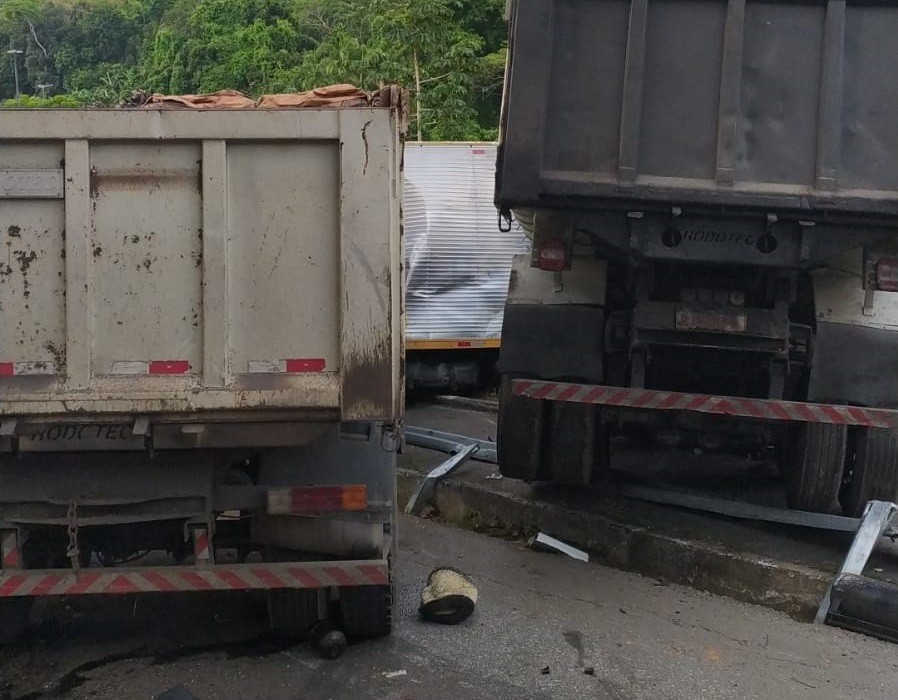 Caminhões batem de frente em grave acidente na Rio-Santos; há um morto e quatro feridos