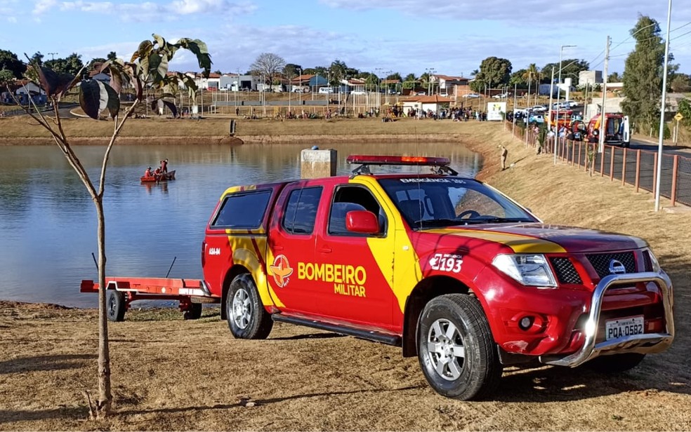 Carro do Corpo de Bombeiros em frente a lago artificial de Morrinhos, — Foto: Divulgação/Corpo de Bombeiros