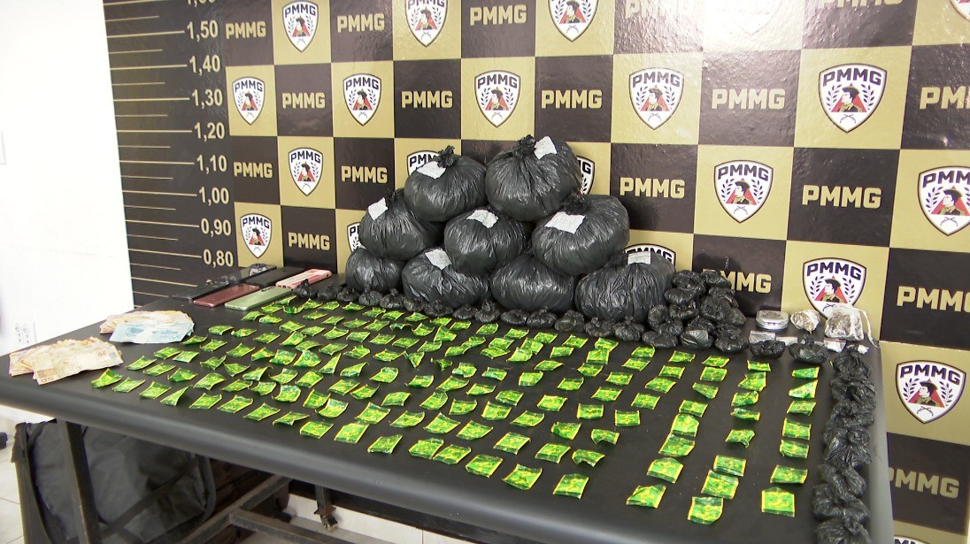Casal é preso com 15 mil papelotes de cocaína durante 'delivery do tráfico' em Uberlândia
