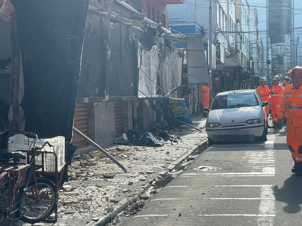 Marquise despenca na tarde desta quinta-feira (21) na Rua Marechal Floriano Peixoto — Foto: Maria Elisa Diniz/TV Integração