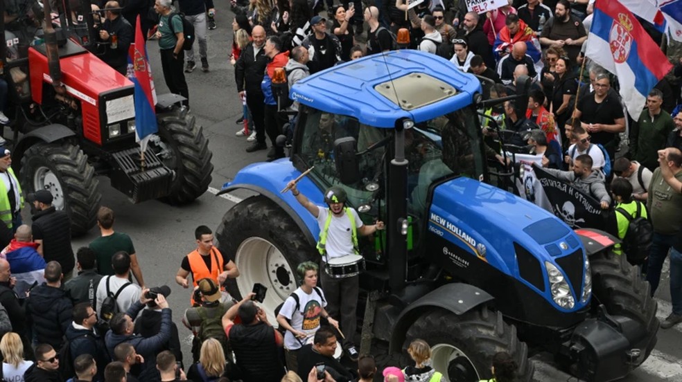 Agricultores, estudantes e motociclistas participaram das grandes multidões que protestavam no centro de Belgrado — Foto: Getty Images via BBC
