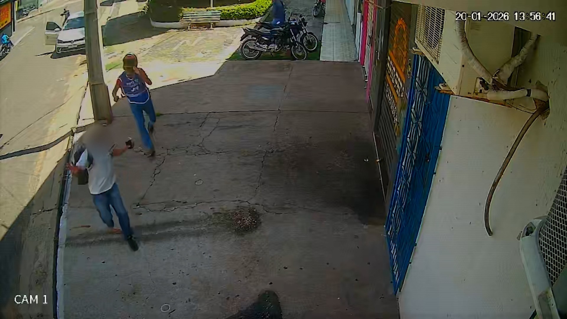 VIDEO: Dois homens armados roubam cerca de R$ 50 mil de um funcionário em Coelho Neto 