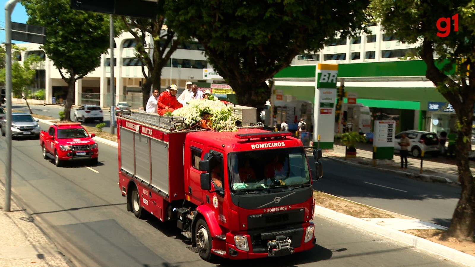 Corpo de Mãe Carmen, ialorixá do Terreiro do Gantois, é levado para cemitério com cortejo em Salvador