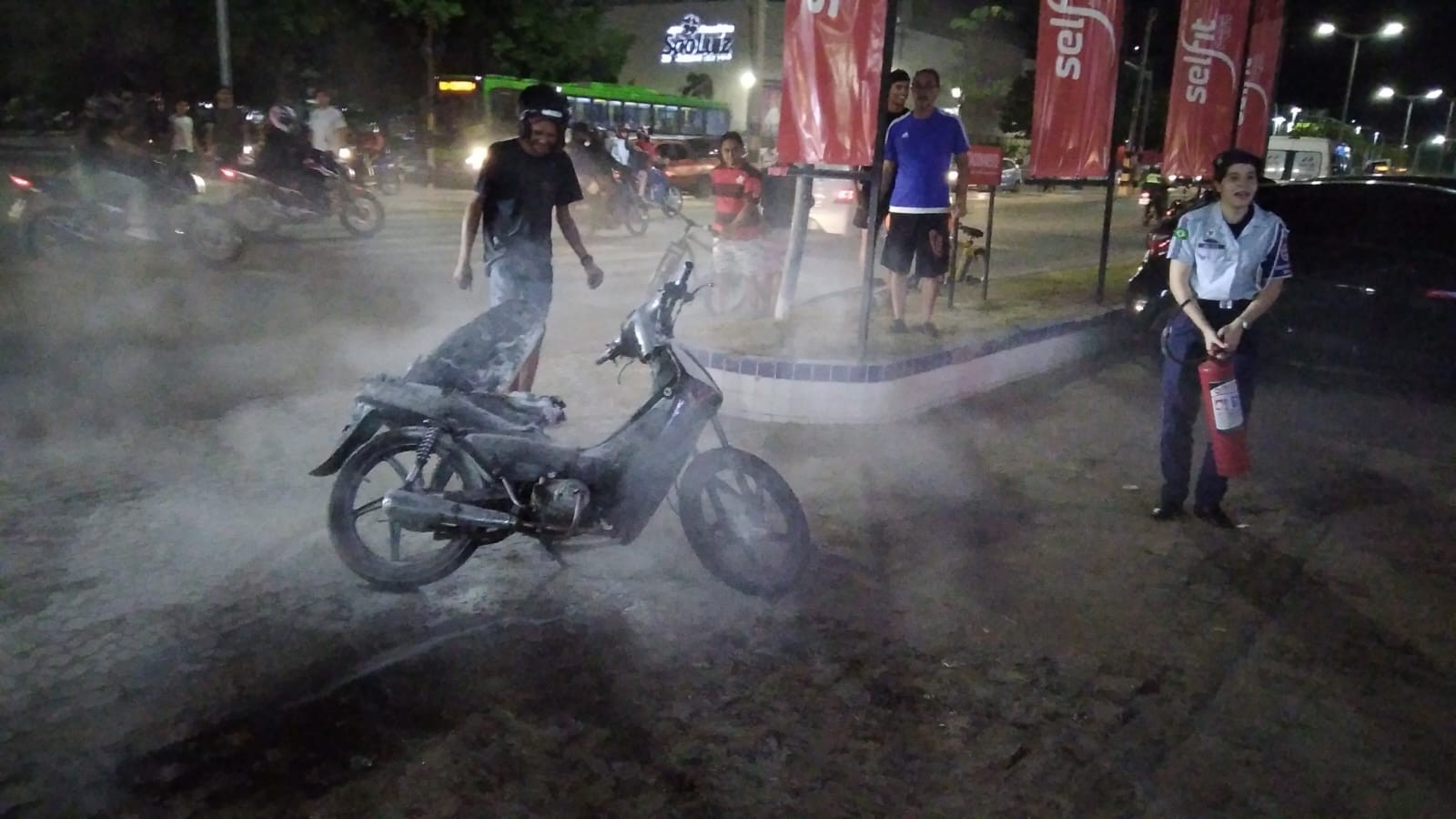 Jovem de 16 anos com treinamento controla chama de moto após explosão e é aplaudida; vídeo