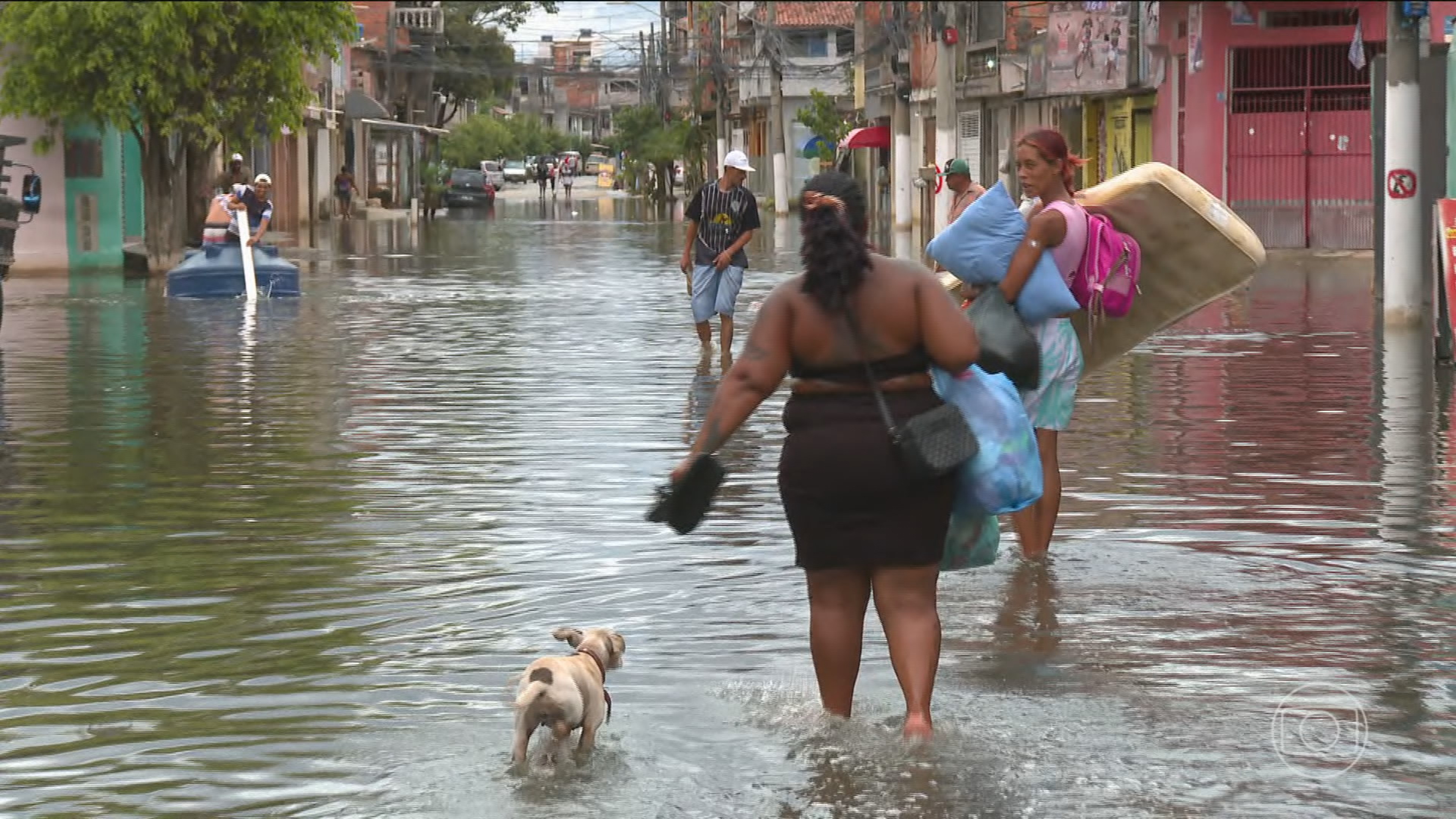 GCM usa bala de borracha para dispersar desabrigados por enchentes em fila para receber benefício