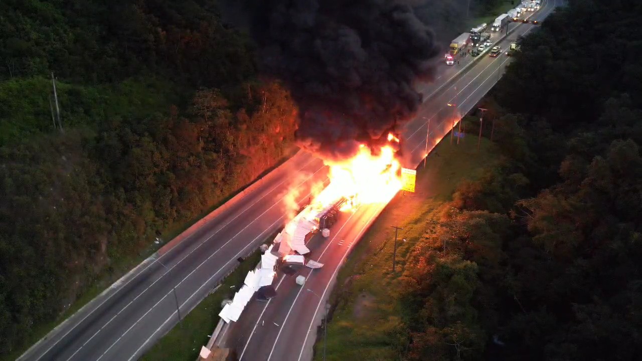 Motorista morre após caminhão tombar e pegar fogo na BR-376, no Paraná