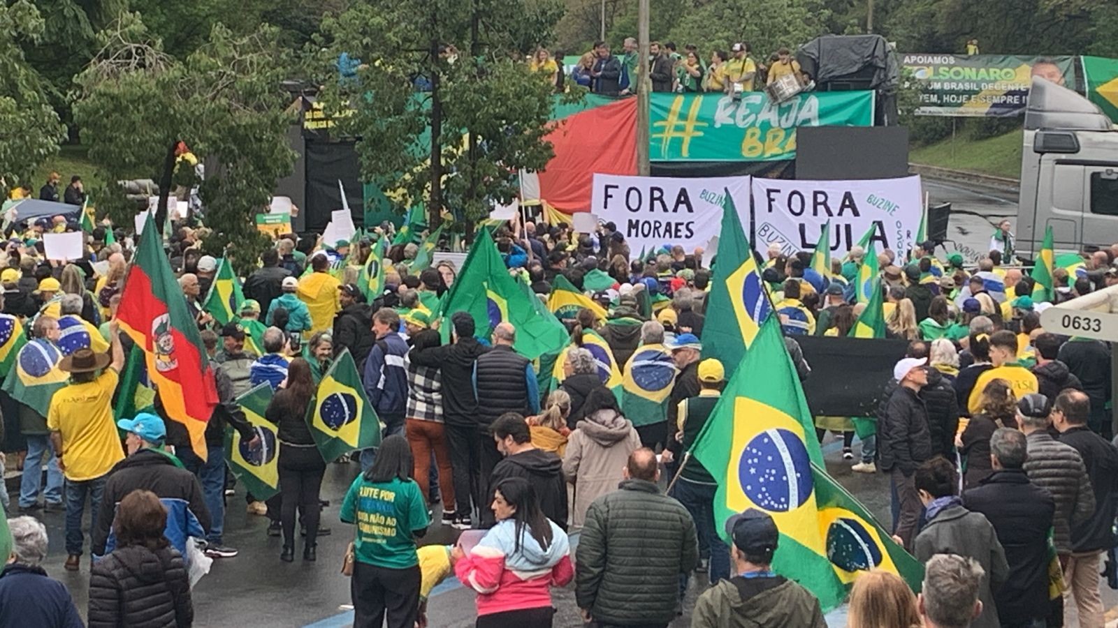 Ato reúne apoiadores de Bolsonaro em Porto Alegre com críticas a Lula e Moraes