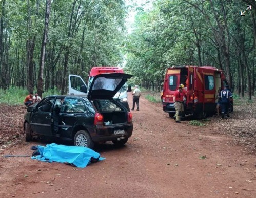 Carro bate em árvore e deixa um morto e quatro feridos na zona rural de MG