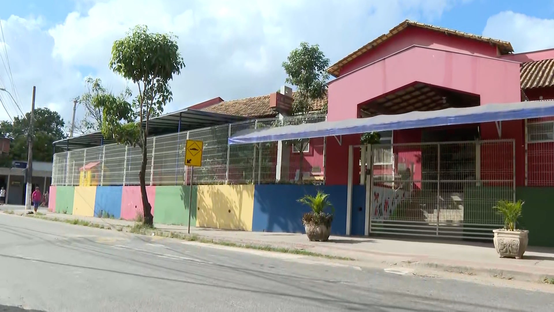 Jovem morre em tiroteio entre suspeitos e polícia perto de creche na Serra (ES); crianças se esconderam nas salas de aula