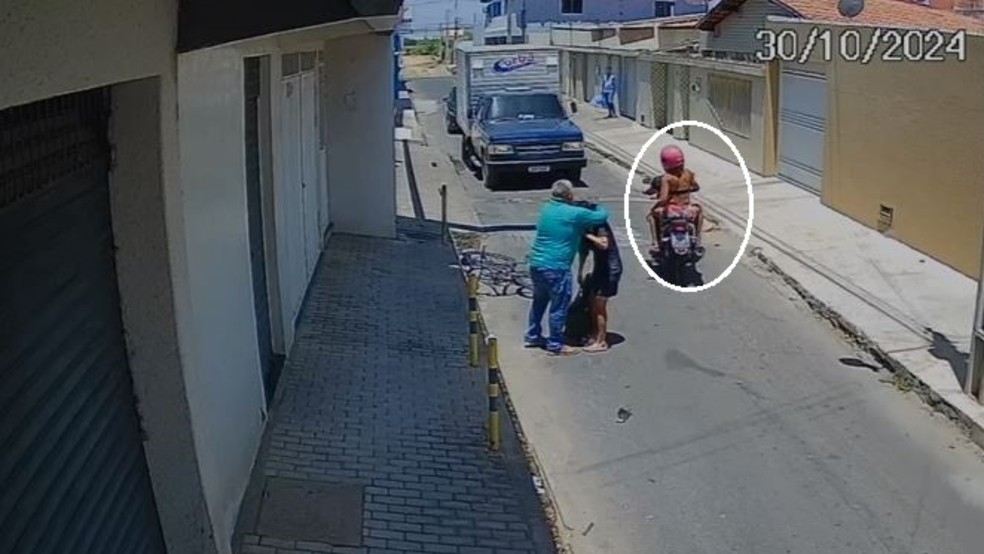 Suspeita fugiu com um comparsa após a vítima ser salva por um ciclista. — Foto: Reprodução