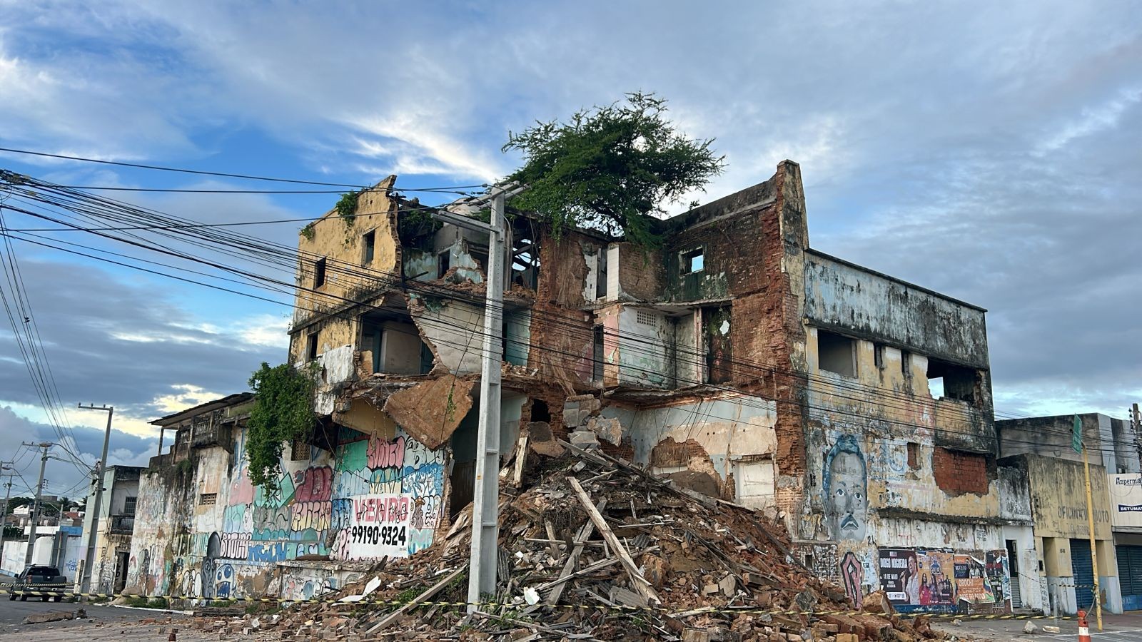 Parte de prédio abandonado desaba no bairro de Jaraguá, em Maceió