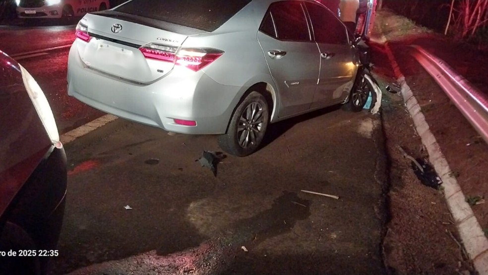 Duas pessoas ficam feridas após carro bater contra boi em rodovia do interior de SP