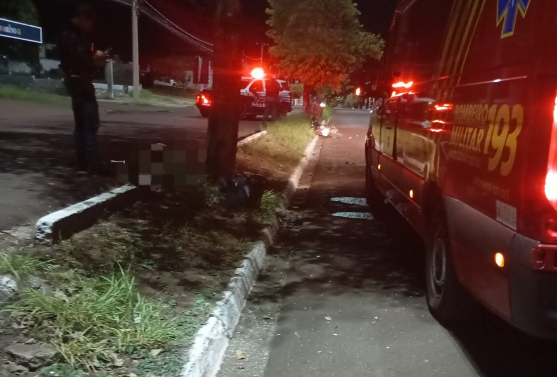 Motociclista morre após bater em árvore no canteiro central de avenida em Corumbá