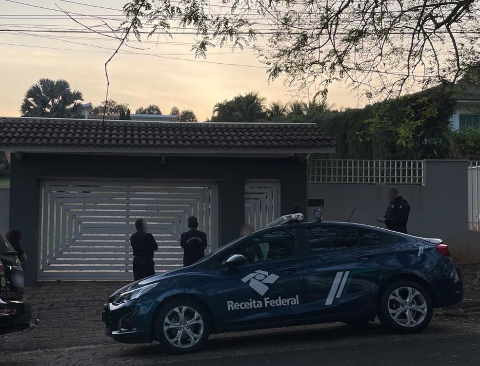 Carro da Receita Federal cumpre mandado de busca e apreensão da operação IFraud nesta terça-feira (1º). — Foto: Divulgação/Receita Federal