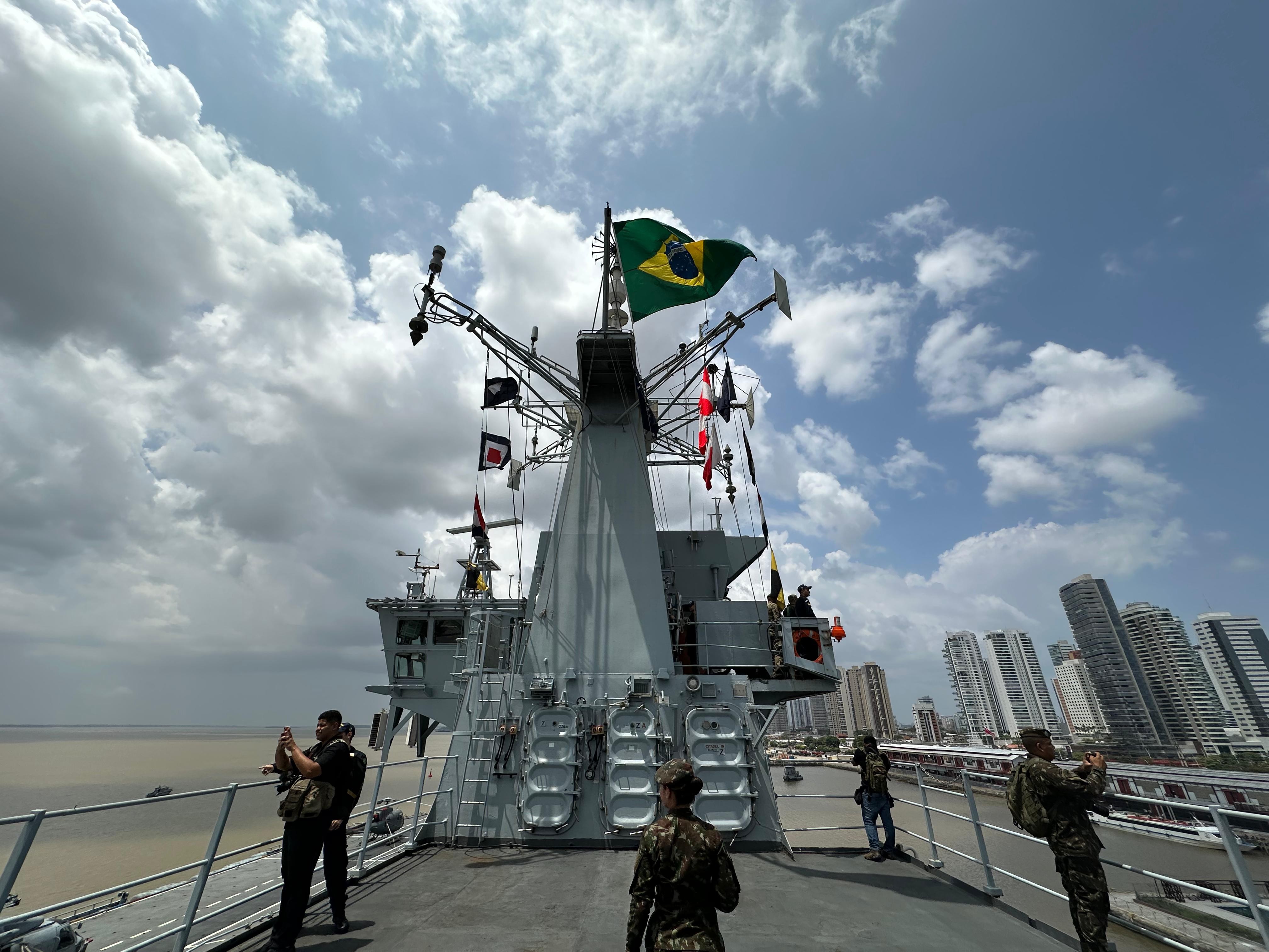 Maior navio de guerra da América Latina, 'Atlântico' atraca no Porto da Estação das Docas, em Belém