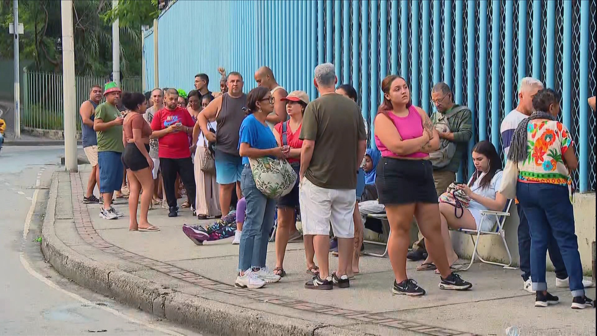 Foliões madrugam para conseguir ingresso gratuito para o Setor 1 da Sapucaí