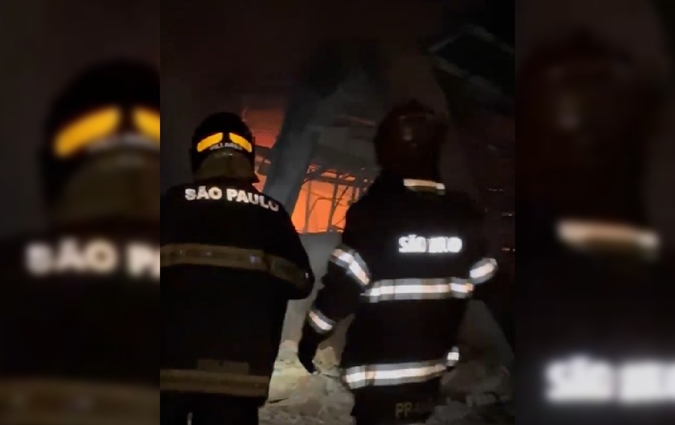 2 de 4
A Defesa Civil municipal esteve no local com dois caminh&otilde;es para auxiliar no combate, que contou com ajuda do Corpo de Bombeiros &mdash; Foto: Arquivo pessoal