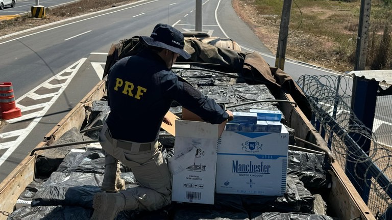 PRF apreende quase 600 mil maços de cigarro contrabandeados em caminhão na cidade de José de Freitas, no Piauí