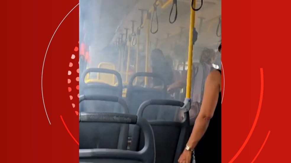 Celular explodiu no bolso de passageira dentro de ônibus em Guarapari, Espírito Santo, e fumaça se espalhou pelo coletivo — Foto: Reprodução/TV Gazeta