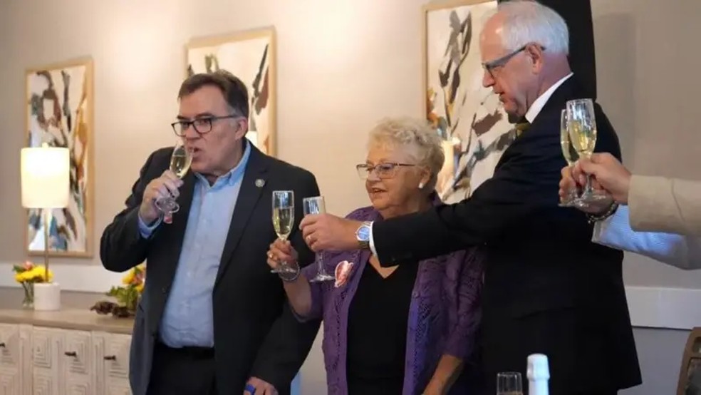 Anita LeBrun brindou à mudança na lei ao lado do governador de Minnesota, Tim Walz (dir.), que já concorreu ao cargo de vice-presidente pelo Partido Democrata — Foto: Acervo pessoal via BBC