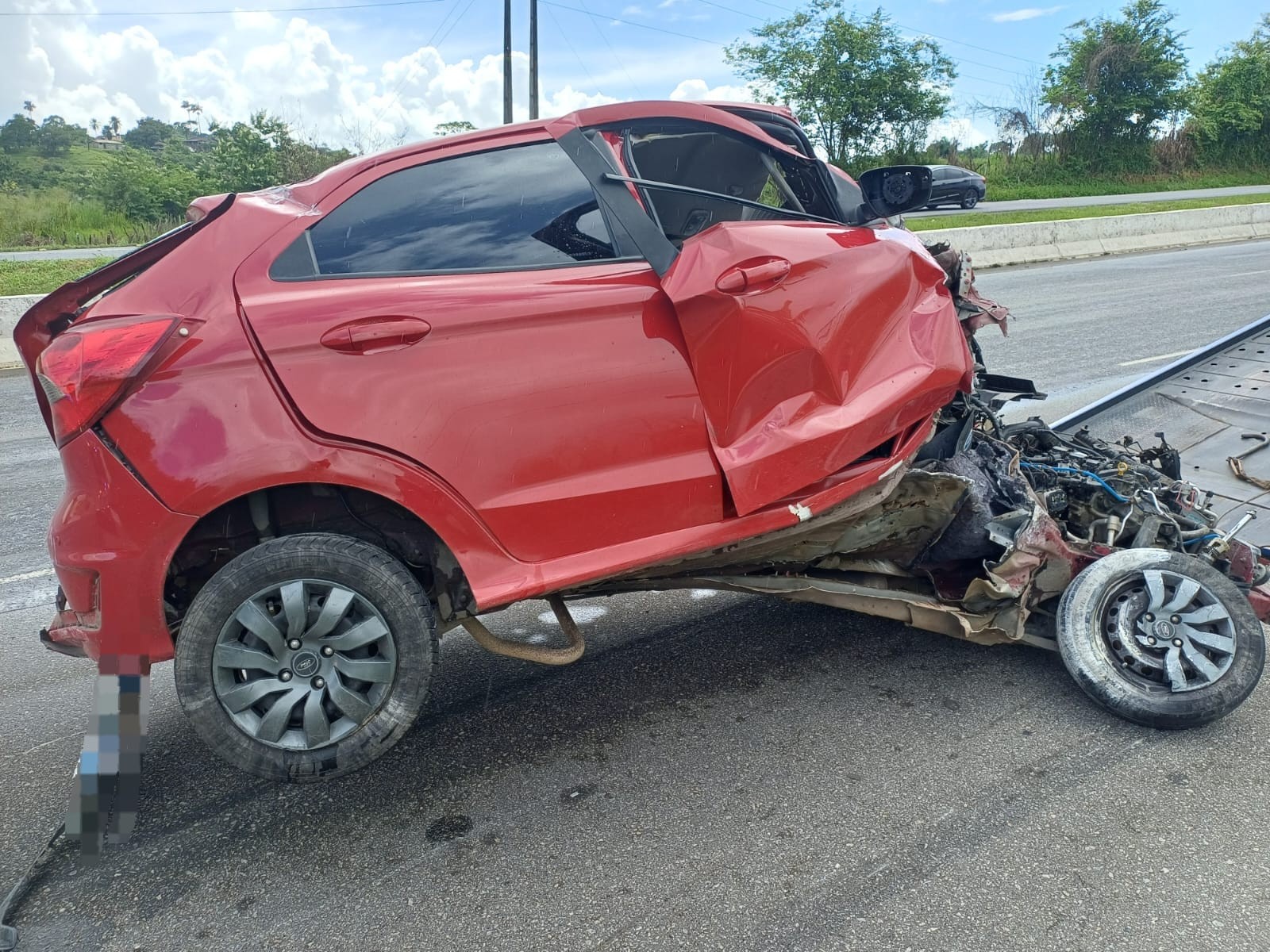 Carro bate em mureta e motorista fica preso às ferragens na BR-408, no Grande Recife