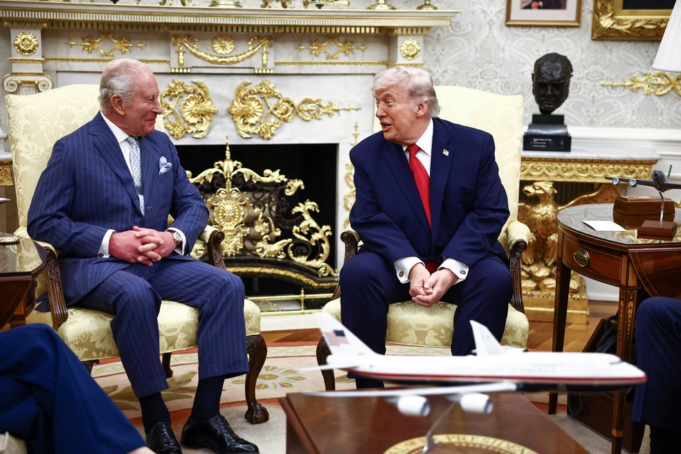 O presidente dos EUA, Donald Trump, se reúne com o rei Charles III, do Reino Unido, no Salão Oval da Casa Branca, em Washington, DC, em 28 de abril de 2026. — Foto: HENRY NICHOLLS/Pool via REUTERS