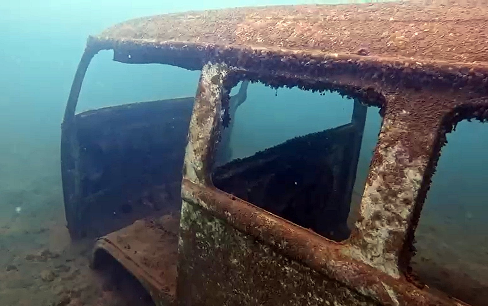 Kombi, ônibus, fogão a lenha: mergulho com câmera revela cidade 'escondida' em maior lago do Sudeste