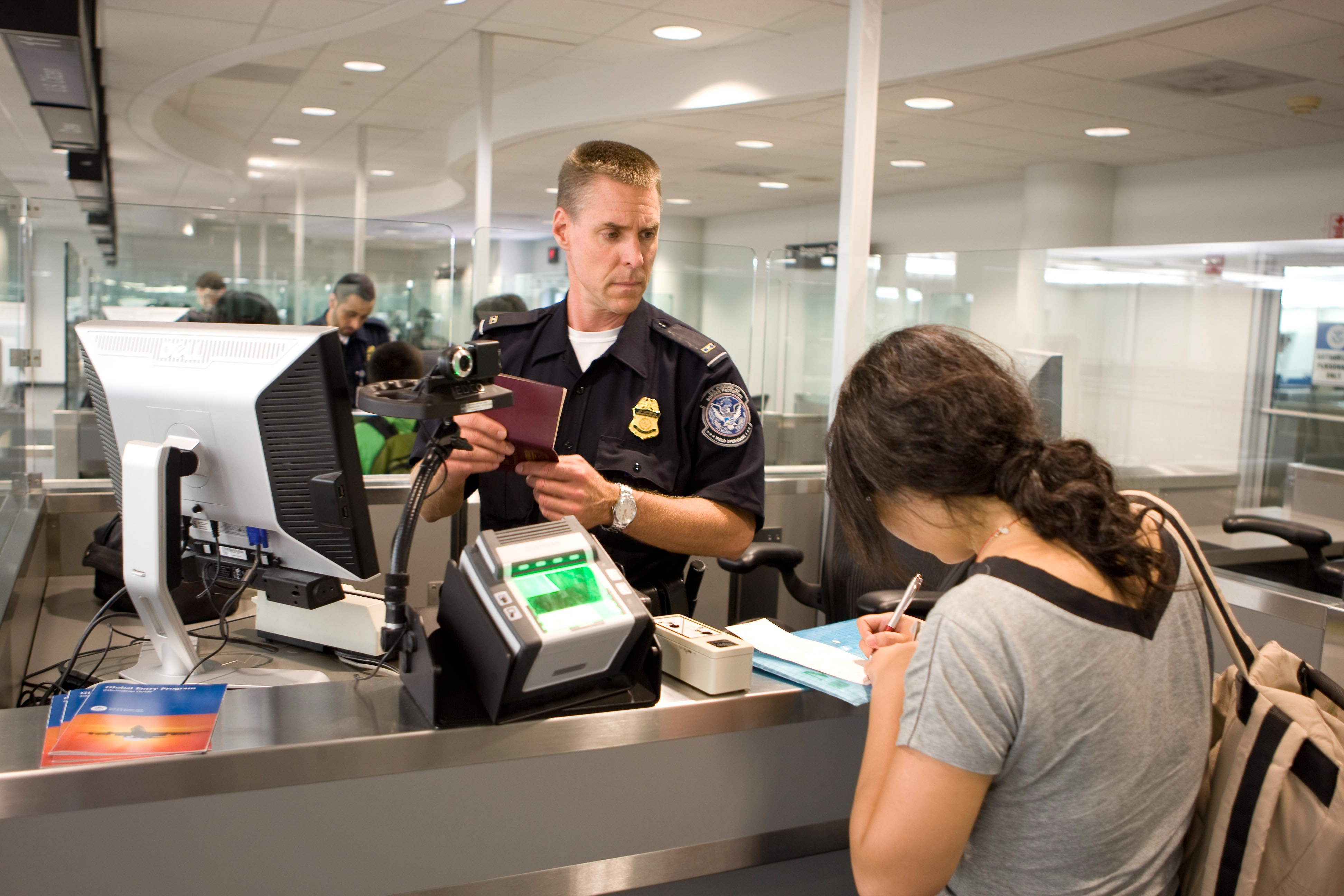 Governo Trump: estrangeiros que desejam green card precisam voltar a seus países para fazer pedido