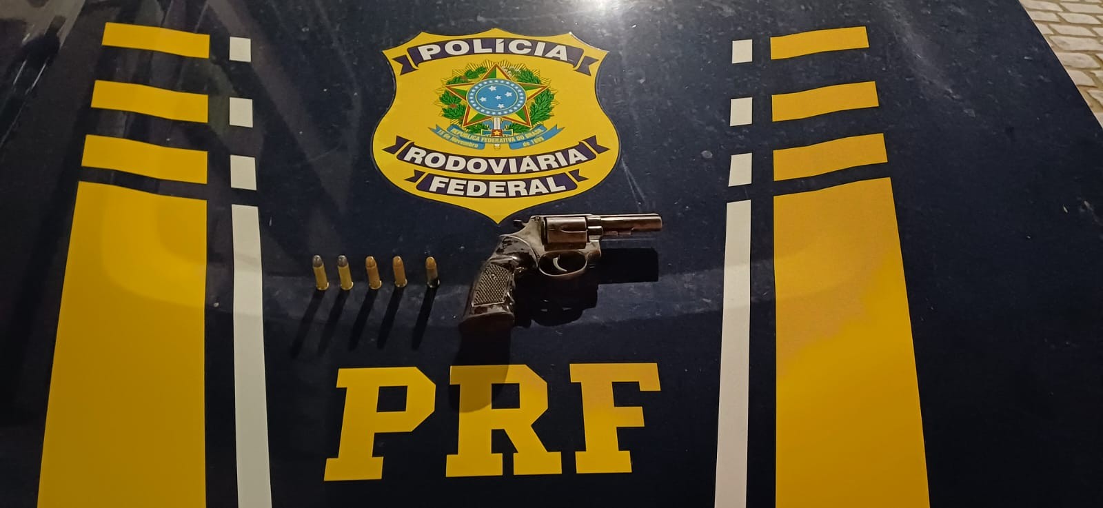 Suspeitos fogem da PRF, são presos e carro roubado é recuperado em Medina